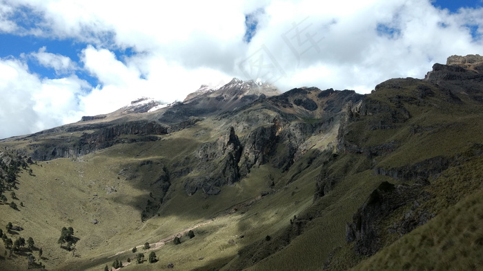 巍峨的高山图片