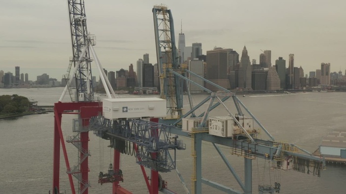 在码头为货船装载起重机