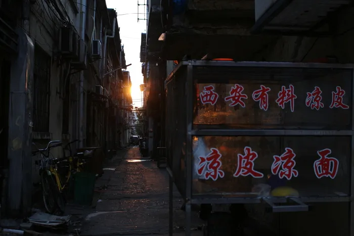 黄昏下的城中村小巷子