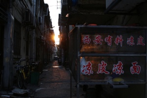 黄昏下的城中村小巷子