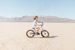骑单车的小女孩图片