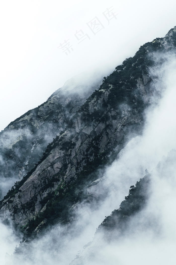 浓雾弥漫高山图片