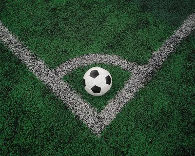 放在角球区的足球特写摄影