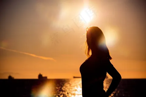 夕阳下美女剪影图片 夕阳下美女剪影图片