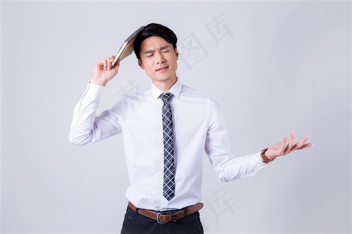 烦恼得用记事本打头的商务男士