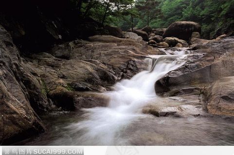 从岩石上缓缓流下的瀑布