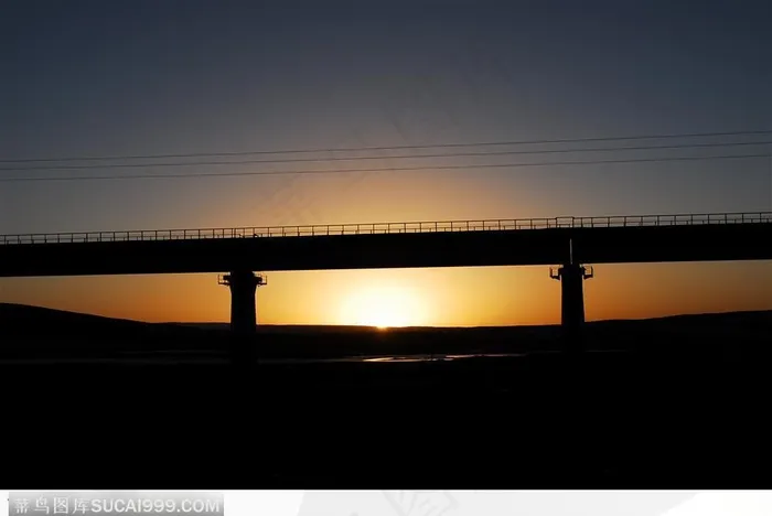 西藏风情-夕阳下的青藏铁路