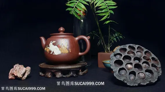 干枯莲蓬边的紫砂茶壶高清图片 干枯莲蓬边的紫砂茶壶高清图片
