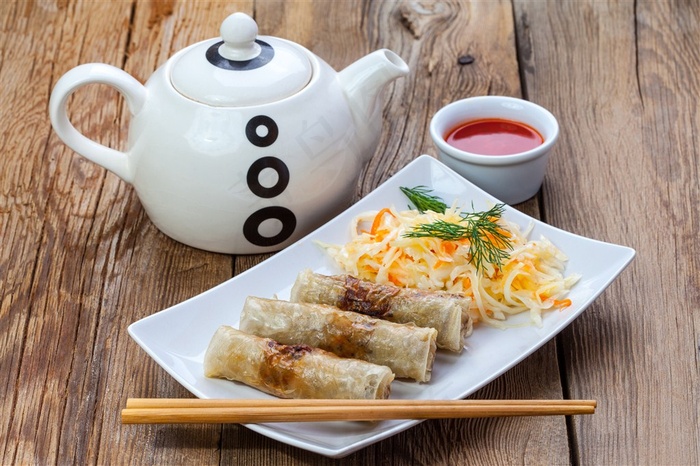 盘子里的美味春卷