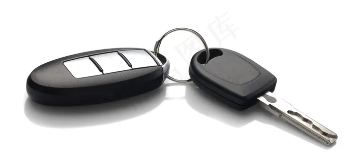 白色桌子上的汽车钥匙和遥控器高清图片