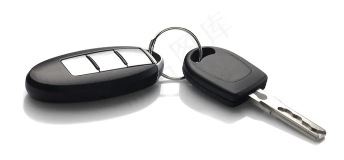 白色桌子上的汽车钥匙和遥控器高清图片