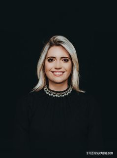 微笑露出牙齿的美女图片