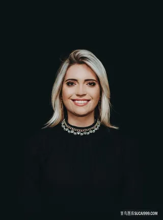 微笑露出牙齿的美女图片