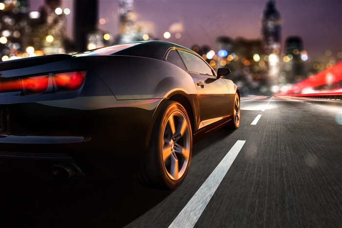 黑色的跑车在马路上