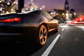 黑色的跑车在马路上