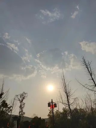 云朵与落日风景图