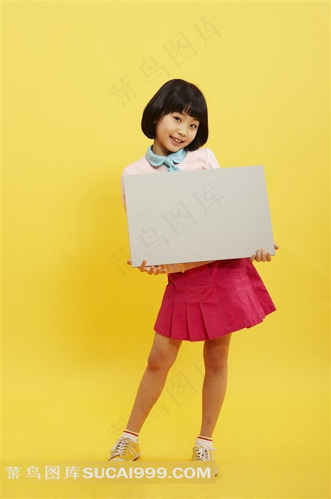 抱纸板的小学生