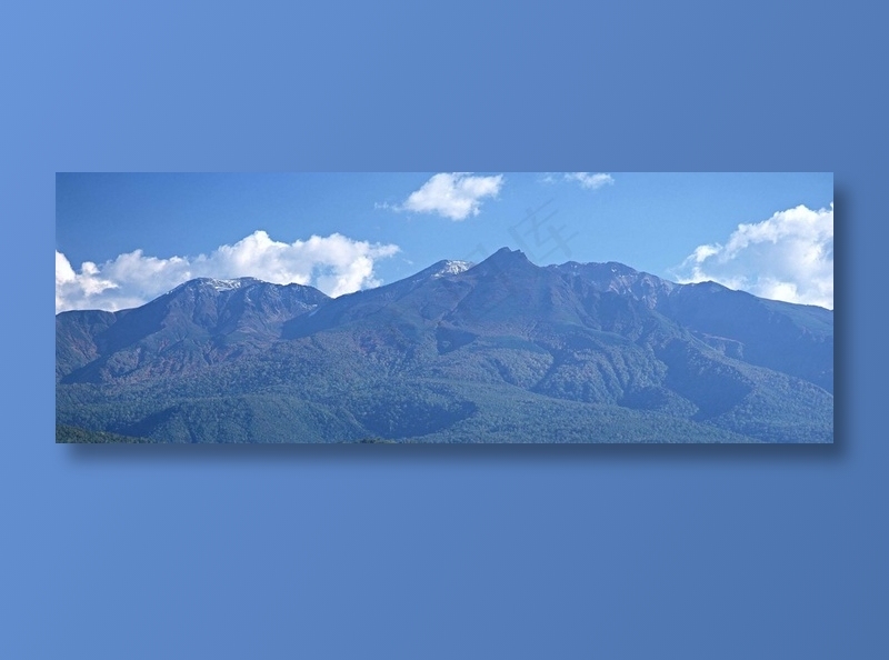 蓝天白云下的山脉