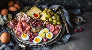 沙拉西餐美食水果鸡蛋牛肉餐具摄影