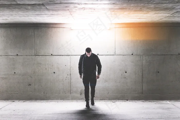 地下走道帅气男孩图片