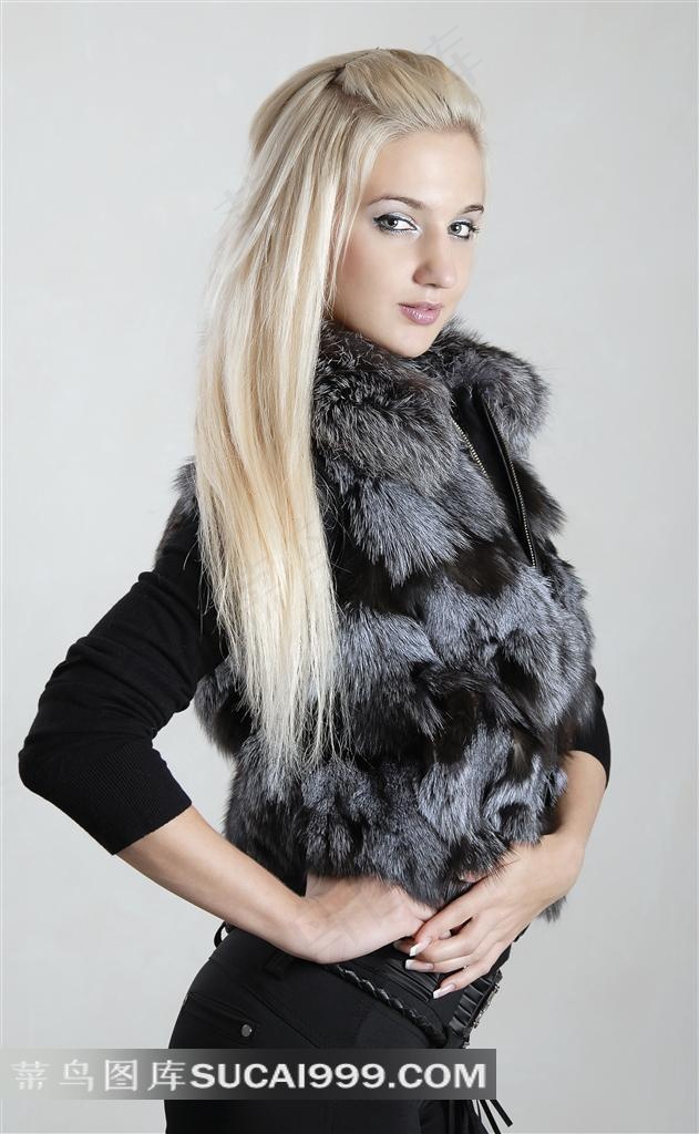 手放在腰间的皮草美女模特摄影高清图片
