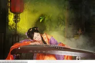 穿传统古装汉服弹古筝古琴的古典美女