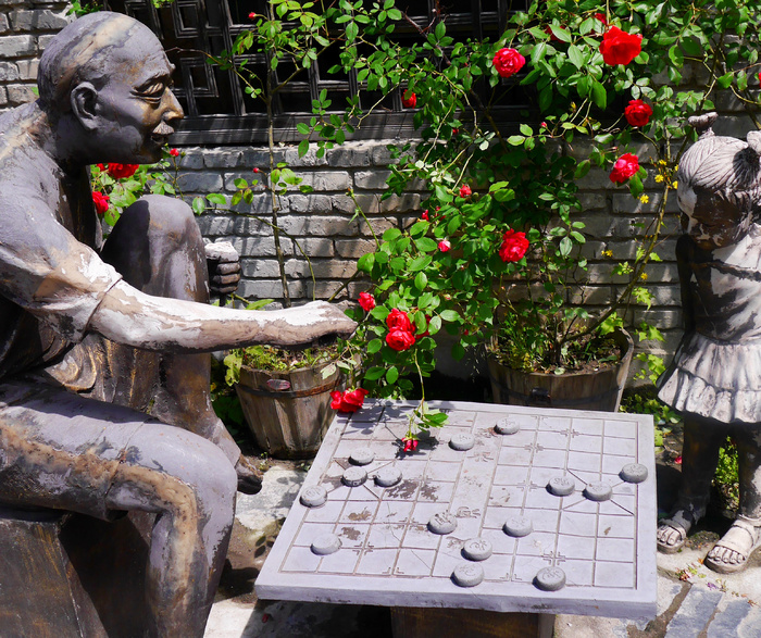 户外雕塑爷孙下棋也诗意
