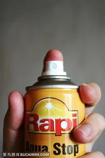 人物手势-喷杀虫剂的手正面特写