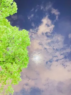 隐藏在云层中的月亮