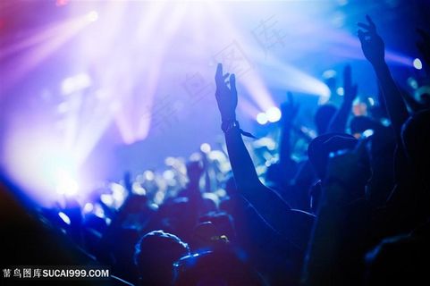 演唱会现场欢呼的人群高清图片