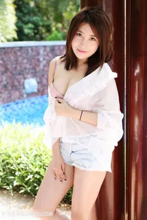 靠在柱子上的清纯美女 靠在柱子上的清纯美女