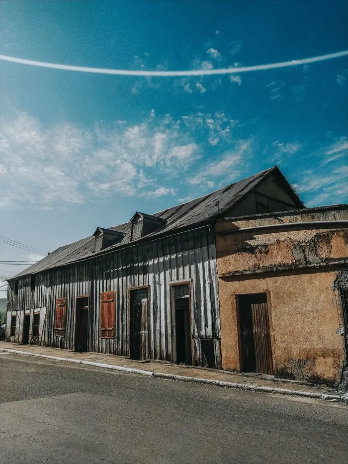 一排破旧老房屋图片