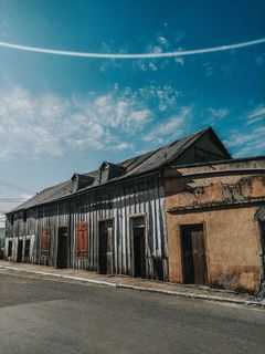 一排破旧老房屋图片