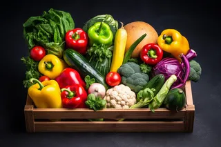 蔬菜木箱装满各种各样的蔬菜摄影图