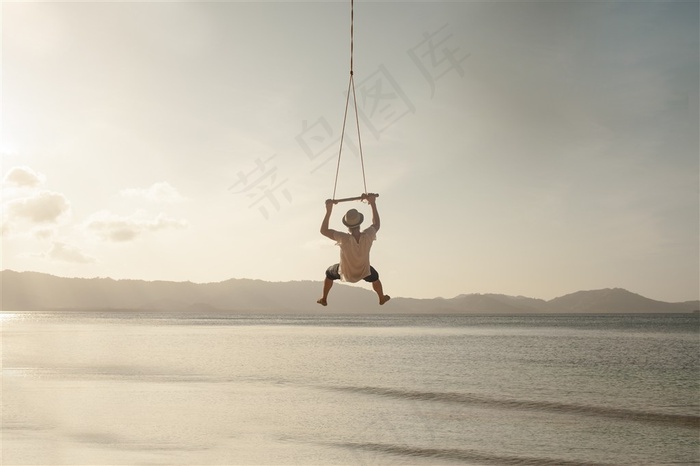 海边度假的男人