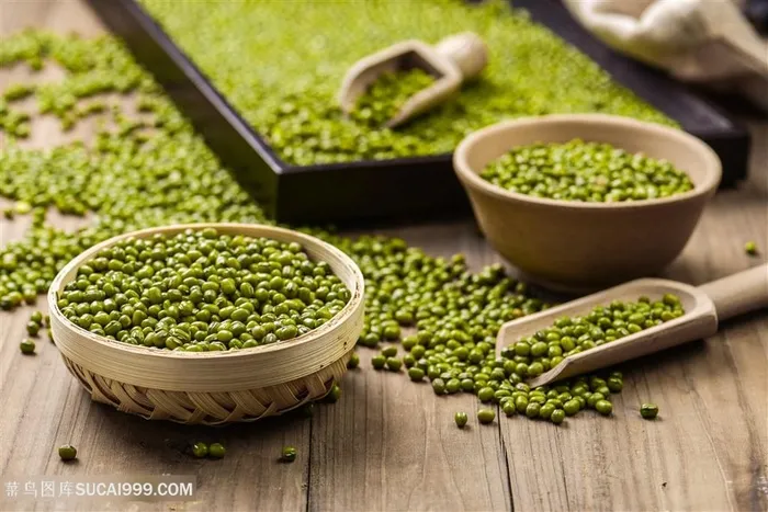 绿豆散落在木板上面