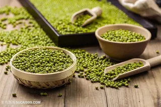 绿豆散落在木板上面