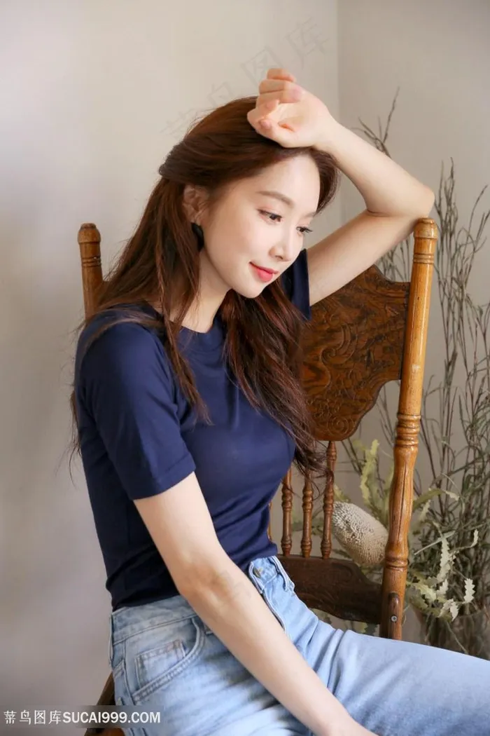 坐在椅子上的韩国美女朴秀妍高清图片