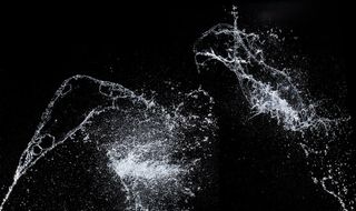 黑色背景上飞溅的水花高清图片