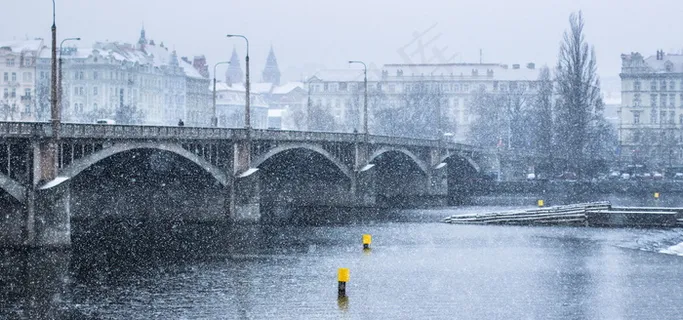 下雪的城市图片