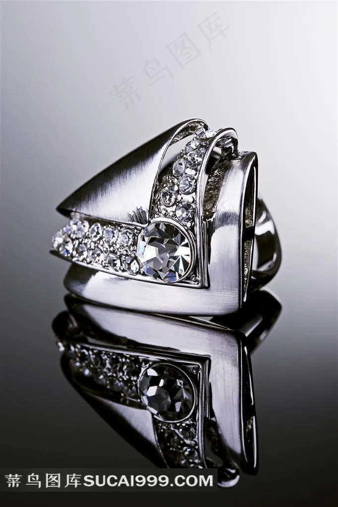 美丽的钻石戒指