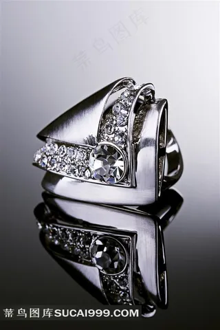 美丽的钻石戒指