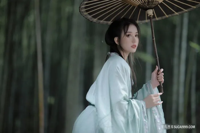 户外打伞的白衣汉服美女图片