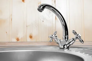 木板与水龙头近景图片