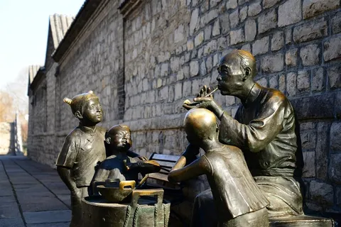 大明湖的铜像吹糖人