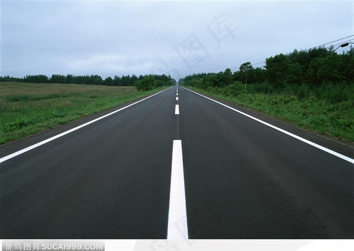 蓝天下日本的田野公路