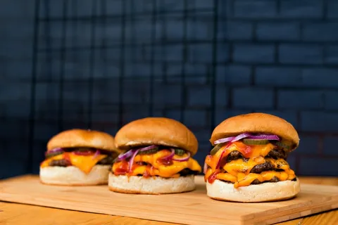 黄色美味汉堡摄影素材 黄色美味汉堡摄影素材