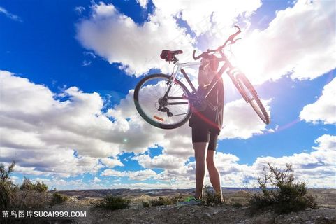 举起山地车的男人高清图片