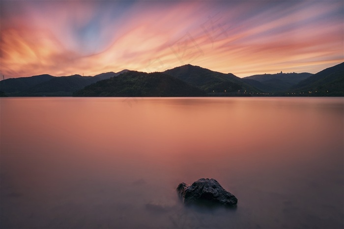 晚霞中海边的石头风景图片