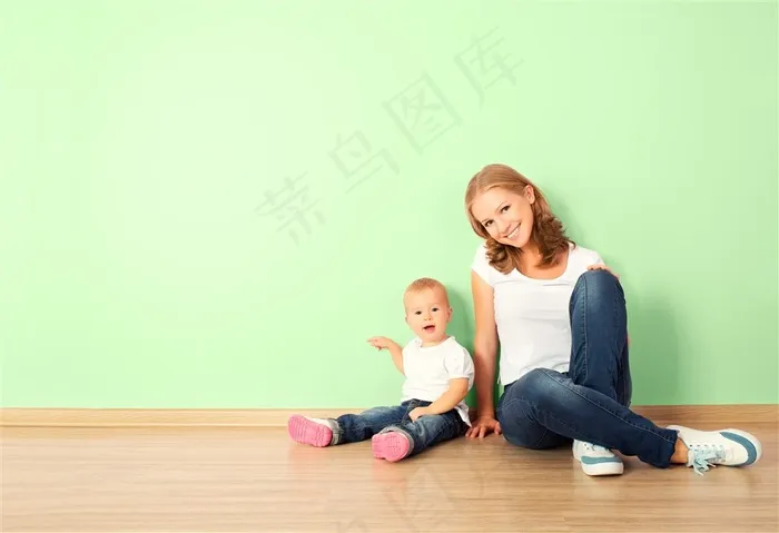 和小孩坐在地板上的女性